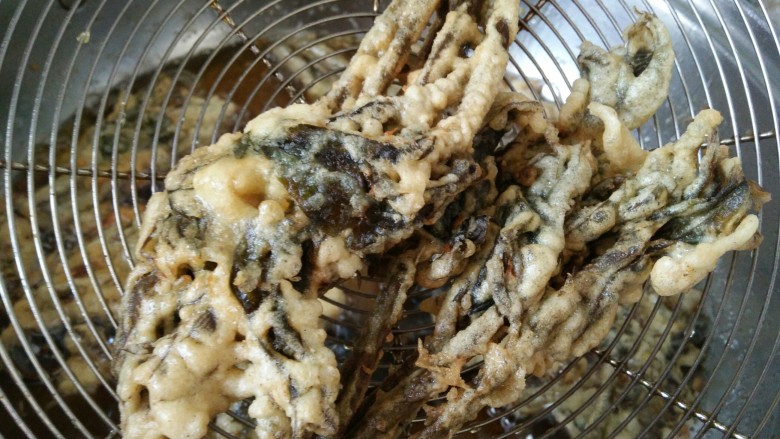 炸香椿鱼,大火炸到表面,金黄酥脆即可捞出控油食用了
