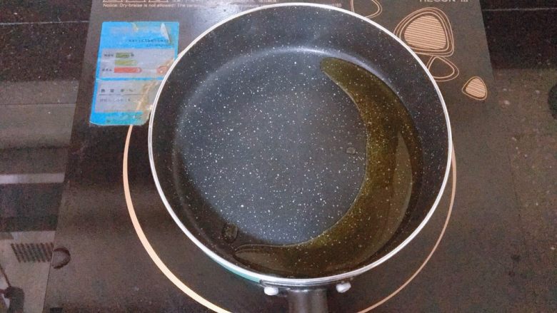 蒸生鱼片,锅内倒入适量油,大火烧开