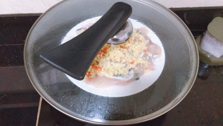 蒸生鱼片,锅内烧开水,放入蒸约8分钟即可