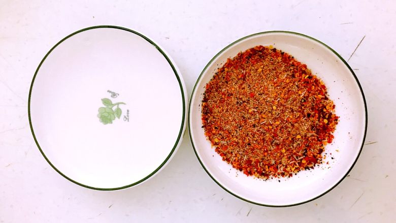 香辣霉豆腐,把炒好的腌制料盛出来,把60度白酒倒入碗中
