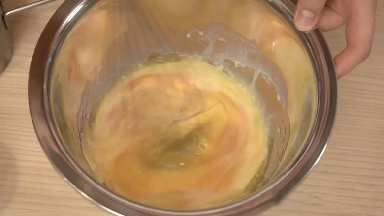 可可戚风巧克力围边奶油蛋糕,可可戚风蛋糕:蛋白、蛋黄分离开,蛋黄里倒入融化的黄油、<a style='color:red;display:inline-block;' href='/shicai/ 219'>牛奶</a>、1/3细砂糖,充分搅拌混合均匀(搅拌到颜色稍变浅,充分乳化)