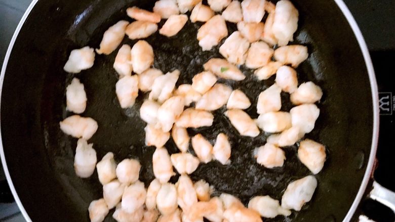 风味独特的蛋糕,锅里加入1勺大豆色拉油,烧热后加入虾仁,炒至变色就盛出来