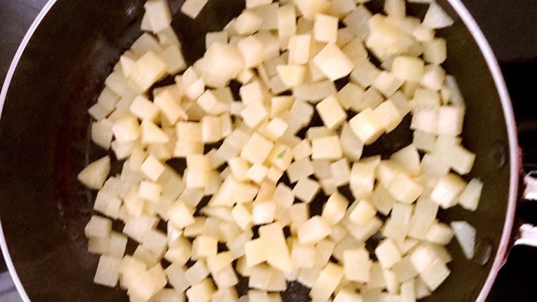 风味独特的蛋糕,在锅里放入土豆丁,小火翻炒至土豆变得透明