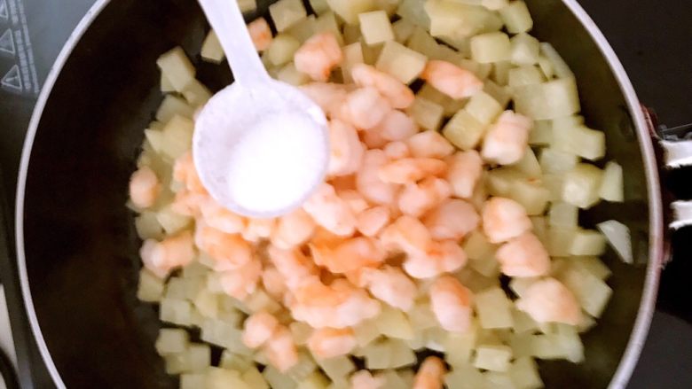 风味独特的蛋糕,放入炒好的虾仁,加入精盐调味