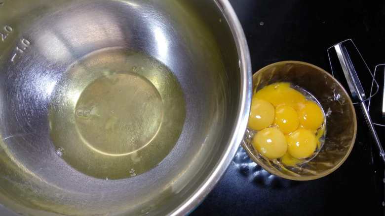 橙味戚风,准备好各项材料,打蛋盆打蛋头要确保无水无油。分离蛋黄和蛋白,蛋白中不要混入有蛋黄。如果是新手,可以用小碗分次把蛋黄蛋白分离出来,以免蛋黄混入蛋白中。