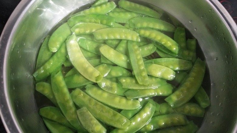 无油炸酱面,荷兰豆下锅煮,开锅就可以。