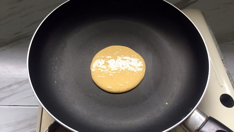 蜂蜜松饼,平底锅烧热,舀一勺面糊从中间滴落成圆形