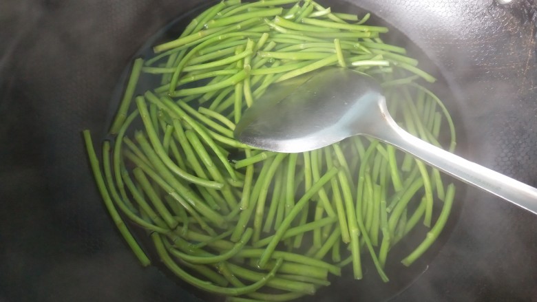 凉拌泥蒿,泥蒿焯水两分钟。