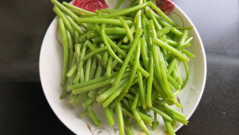 凉拌泥蒿,捞出备用。