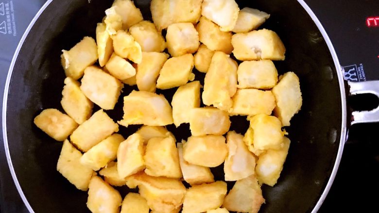 剩馒头的春天 腊肠炒馒头,煎制两面金黄即可