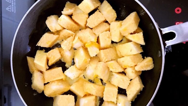 剩馒头的春天 腊肠炒馒头,小火煎制,一面金黄定型就翻面