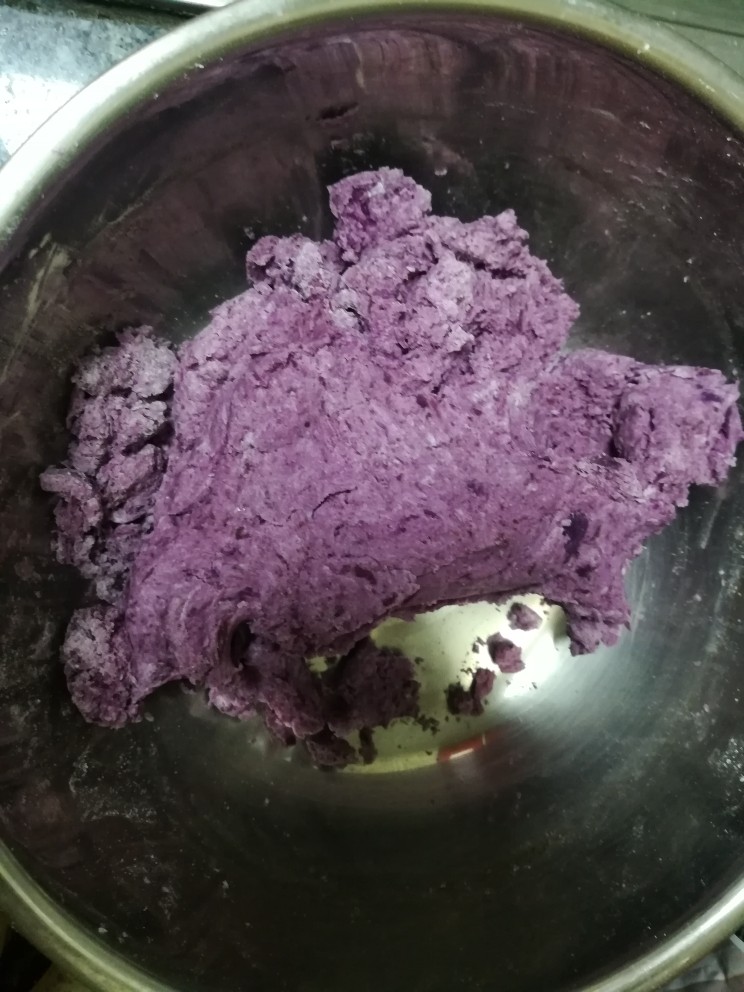外酥里嫩还甜蜜蜜的紫薯蜜豆球,揉，揉，揉。粉团比较硬一点，等下更好成型。