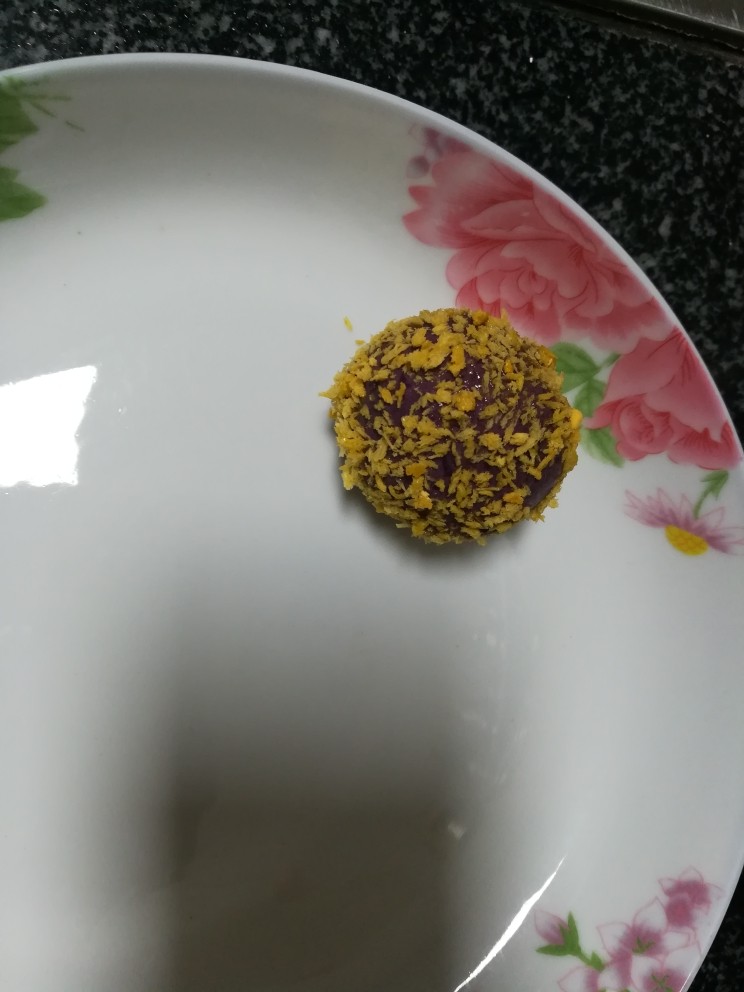 外酥里嫩还甜蜜蜜的紫薯蜜豆球,做好了一个