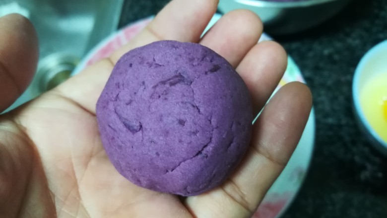 外酥里嫩还甜蜜蜜的紫薯蜜豆球,再次搓成圆形。