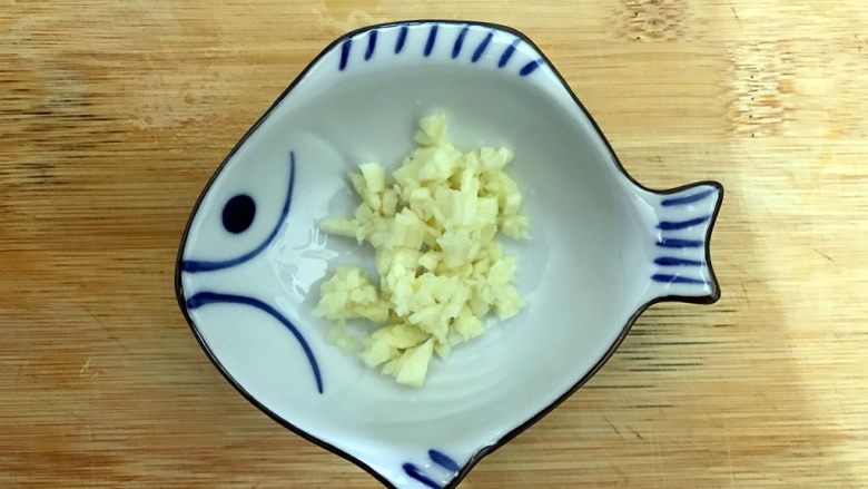 咸肉菜饭,<a style='color:red;display:inline-block;' href='/shicai/ 2794'>大蒜</a>去皮洗净,如图所示,切成末,备用