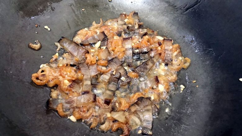 咸肉菜饭,转中火,煸炒至咸肉和海米变色