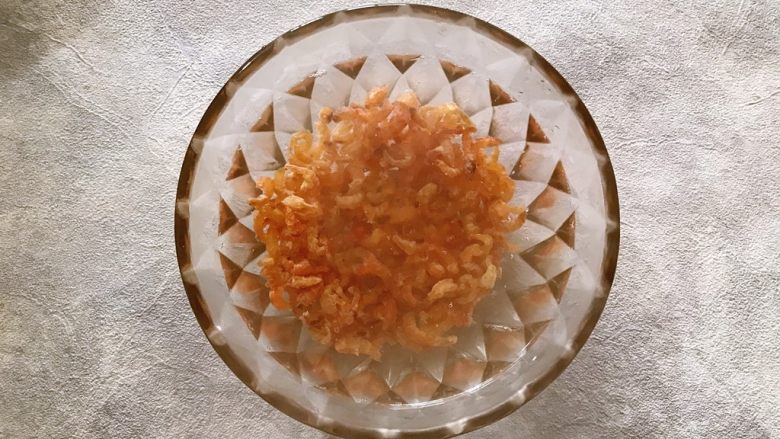咸肉菜饭,<a style='color:red;display:inline-block;' href='/shicai/ 1694'>海米</a>冲洗一下之后用适量温开水浸泡,备用