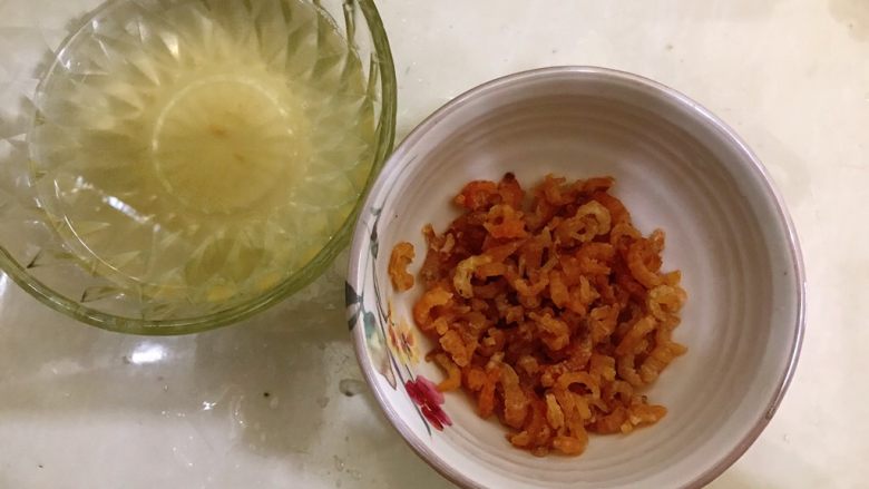 咸肉菜饭,捞出浸泡好的海米,水不要倒掉,回头要用到