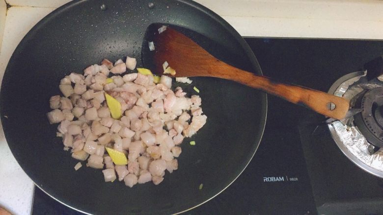 卤肉饭,倒入五花肉煸炒出油