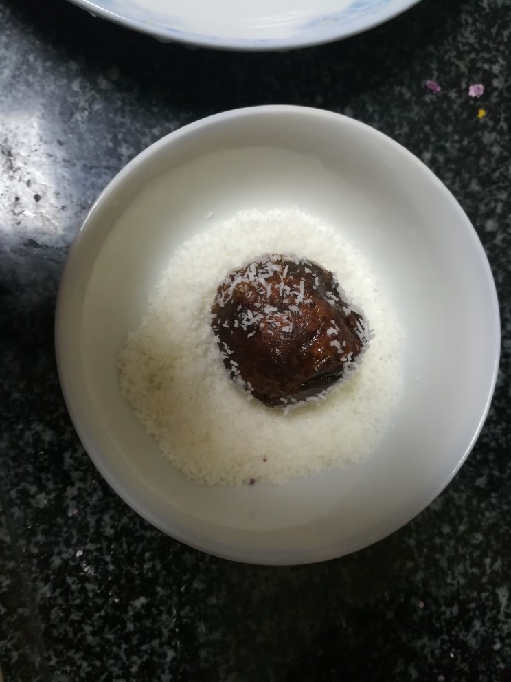 椰蓉紫薯球——遥知不是雪，唯有暗香来,炸好的紫薯球在<a style='color:red;display:inline-block;' href='/shicai/ 630'>椰蓉</a>里滚滚就好了，一个<a style='color:red;display:inline-block;' href='/shicai/ 630'>椰蓉</a>紫薯球就华丽丽地出锅啦。