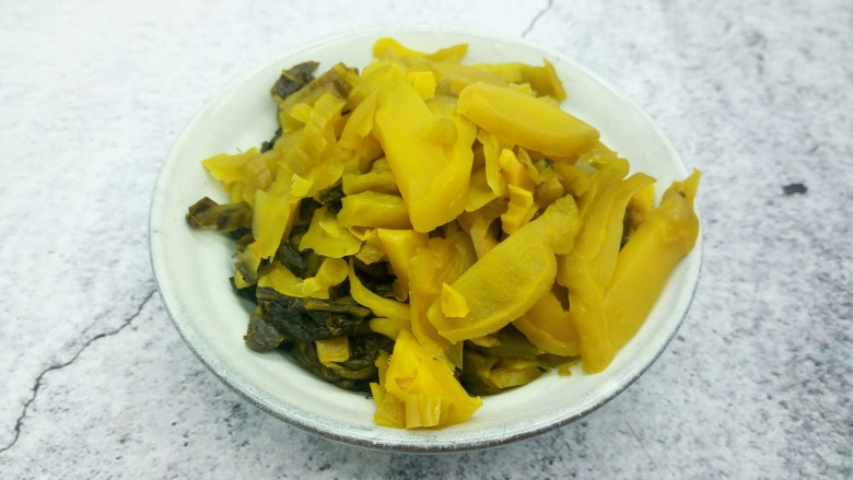高汤撒椒酸菜鱼,酸菜清洗一下,切段