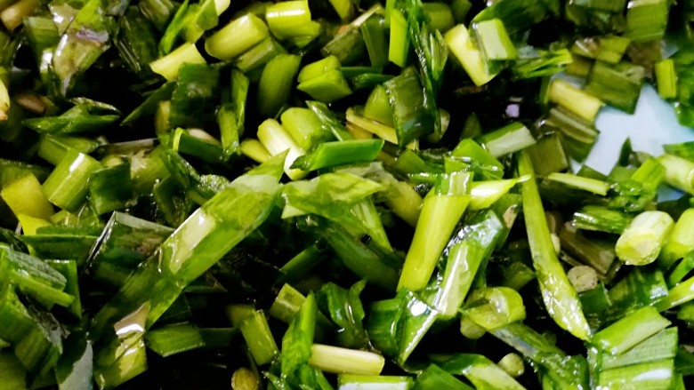 『宝宝辅食10➕』素三鲜饺子,拌匀韭菜,灵活增加油量,确保所有韭菜都裹上牛油果油,防止韭菜出水