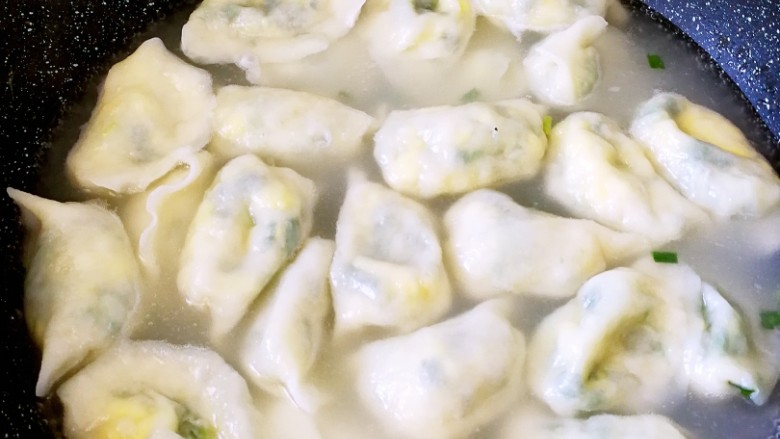『宝宝辅食10➕』素三鲜饺子,水开后下饺子,再次开锅后点冷水,如此反复三次饺子就煮熟了
