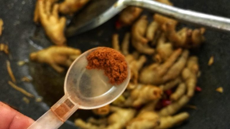 红焖啤酒鸡爪(香辣风味),再加点五香粉,翻炒。
