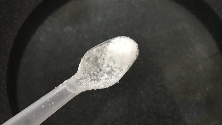红焖啤酒鸡爪(香辣风味),炒锅烧水,放入盐。