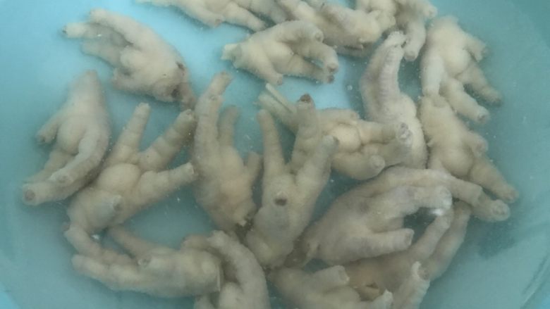 红焖啤酒鸡爪(香辣风味),鸡爪捞出后用清水洗几次。