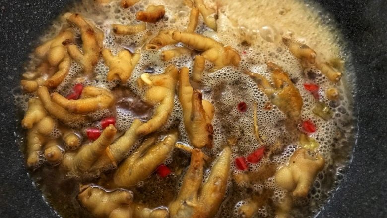 红焖啤酒鸡爪(香辣风味),大火烧开后转中小火,盖上盖子焖。