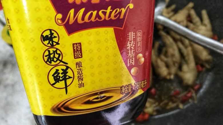 红焖啤酒鸡爪（香辣风味）,放点生抽，翻炒。