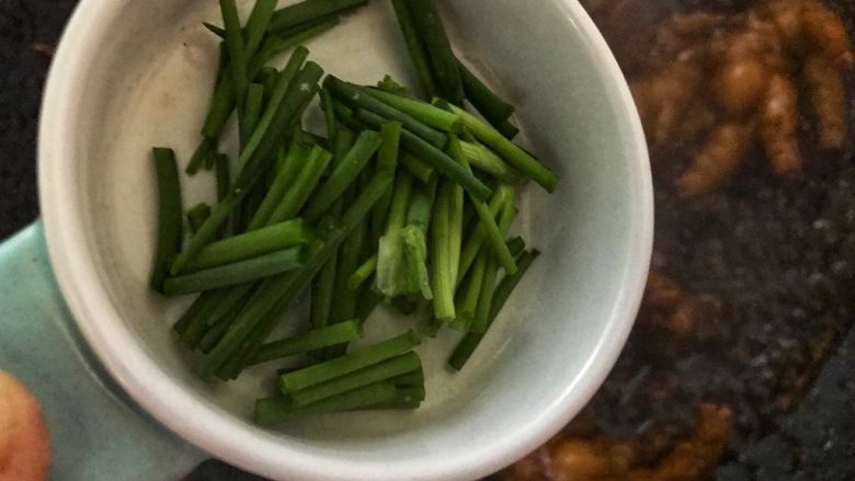 红焖啤酒鸡爪(香辣风味),加入葱花,翻炒几下出锅。