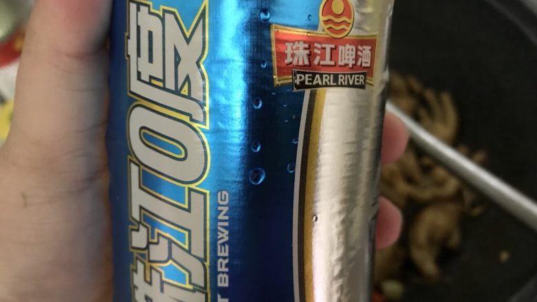 红焖啤酒鸡爪(香辣风味),香味出来后,倒入啤酒,量刚好末过鸡爪。