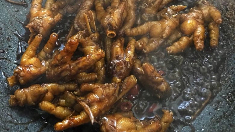 红焖啤酒鸡爪(香辣风味),汁水快收干。