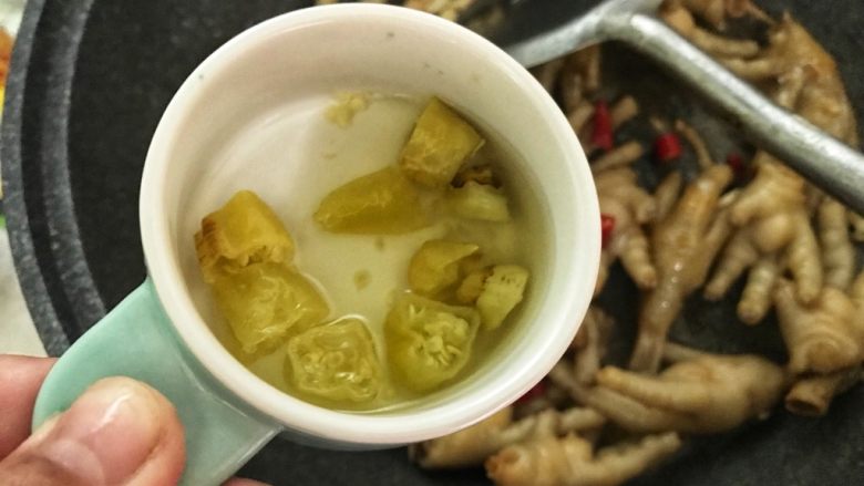 红焖啤酒鸡爪(香辣风味),加入小米辣和泡椒,泡椒加点泡椒水进去炒。喜欢重辣的多加点辣椒。