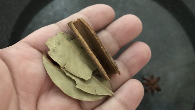 红焖啤酒鸡爪(香辣风味),放香叶桂皮。