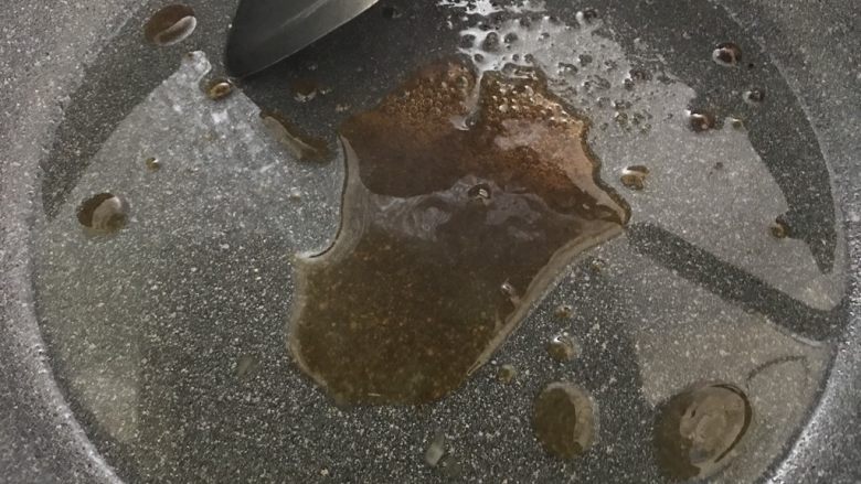 红焖啤酒鸡爪(香辣风味),炒到冰糖融化出现小泡并呈琥珀色,糖色就炒好了。记住不能炒过了,会变苦的。