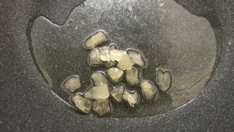红焖啤酒鸡爪(香辣风味),小火,锅里下少量油,倒入冰糖慢慢炒融。