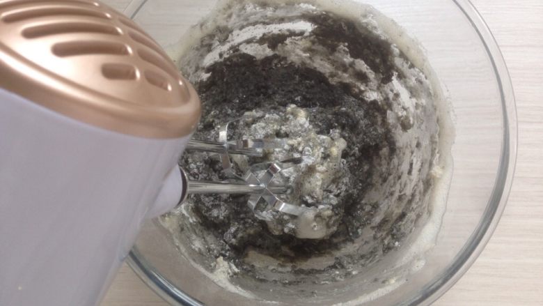 黑麻石,先拌一下,待均匀后再用电动打蛋器搅拌,防止粉末飞溅