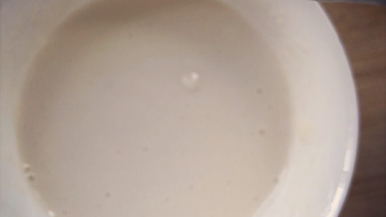 美味鸡蛋卷,取一小碗,加入三勺面粉,然后加水调成面糊。