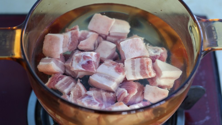 红烧肉,将五花肉冷水下锅,煮开后撇去表面浮沫