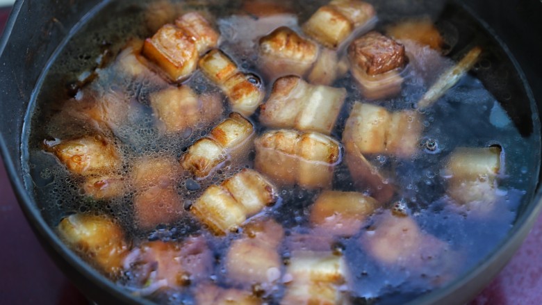 红烧肉,添入热水没过锅中食材,大火煮开后改中小火炖煮45分钟