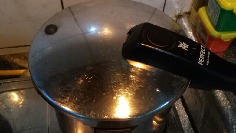 小米海参粥,加适量水,大火烧开后转小火半小时,用砂锅更好