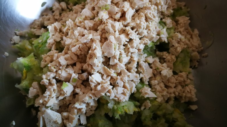 白菜豆腐水饺,白菜挤出水,然后放入切碎的豆腐。