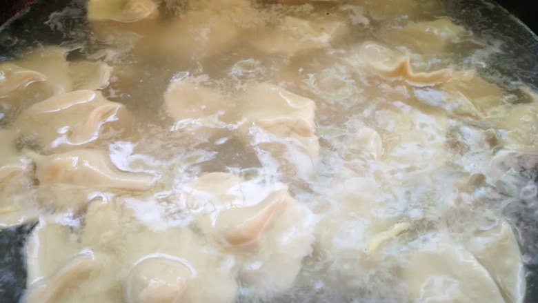 白菜豆腐水饺,水开下水饺,飘起来,咕嘟一会,就行,素菜饺子好熟。