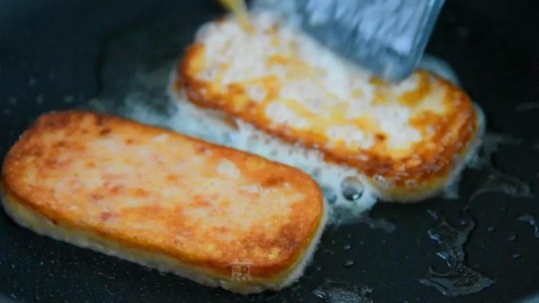 是什么样的炒饭,不仅好看,还能让人开胃呢——咖喱炒饭,煎至两面金黄。