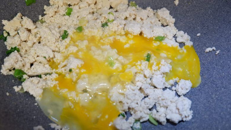 儿童食谱—鸡刨豆腐,继续翻炒,直到蛋液凝结成小颗粒状。