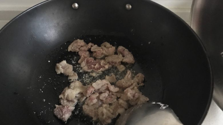 甜椒溜肉片,锅中倒油,油烧热后,把肉放入锅中炒。