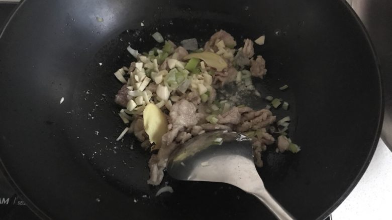 甜椒溜肉片,肉九分熟的时候加入葱姜蒜炒匀出香味。